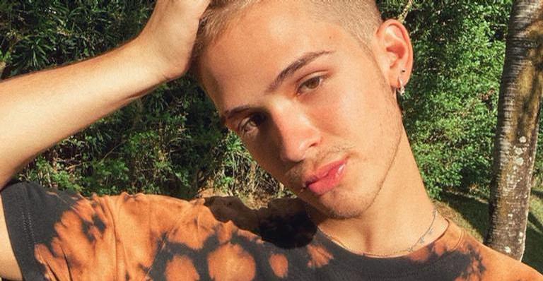 João Guilherme aproveita para tomar sol e brinca: ”Às quartas ficamos rosa”