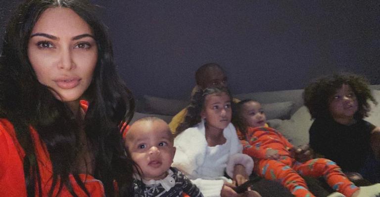 Kim Kardashian e Kanye West estão fazendo viagem em família fora dos EUA, diz site