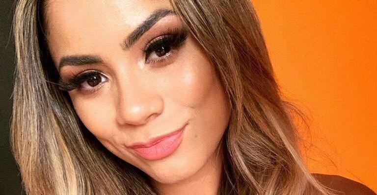 Turbinada, Lexa aparece depois do banho e arranca suspiros dos fãs