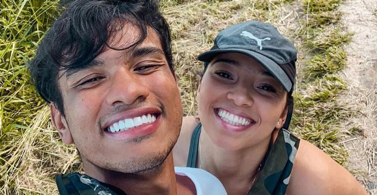 Luan, ex-integrante do Um44K, se casa com Caroline Barbosa na presença de Saulo Poncio e Gabi Brandt