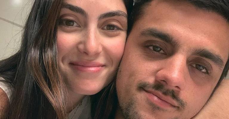 Mariana Uhlmann posta clique encantador com Felipe Simas e se declara