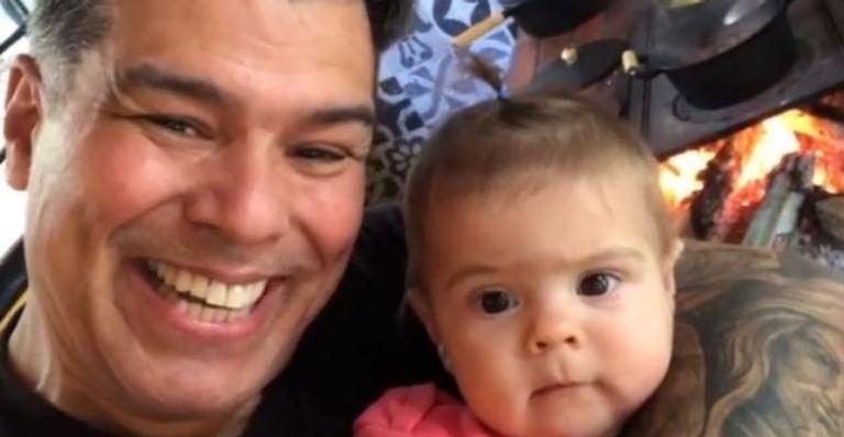 Maurício Mattar surge em vídeo regando sua horta com a ajuda da filha de 9 meses