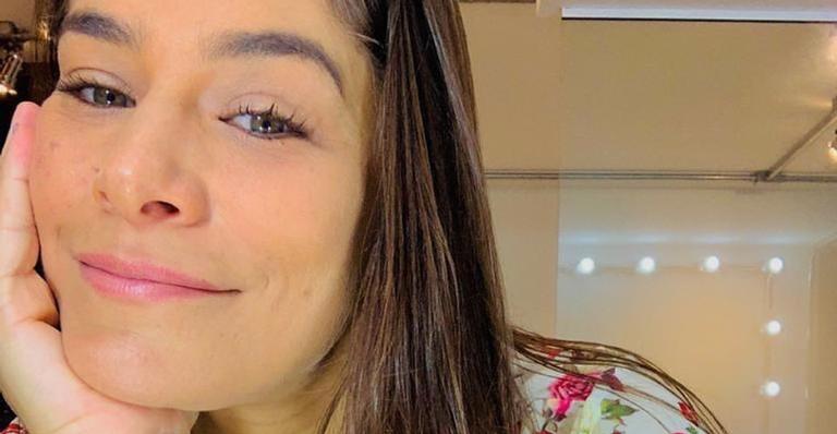 Pricila Fantin surge tomando sol na sacada de casa e ganha elogios de fãs: ”Que gata”