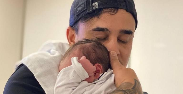 Sertanejo Kauan mostra comemoração de um mês do filho caçula, Arthur, e encanta
