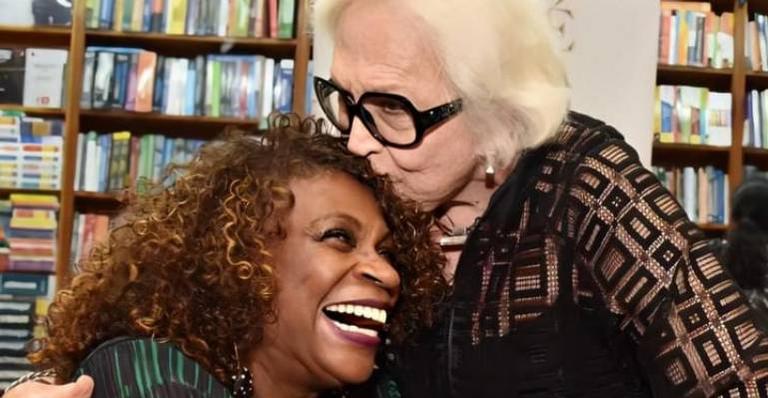 Zezé Motta celebra aniversário de Nathália Timberg: ”Uma artista gigante”