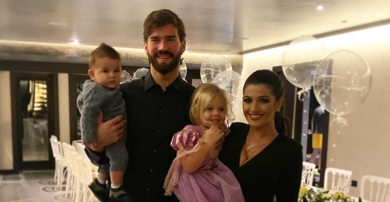 Alisson Becker faz clique encantador com a família e se declara: ”Tesouro verdadeiro!”