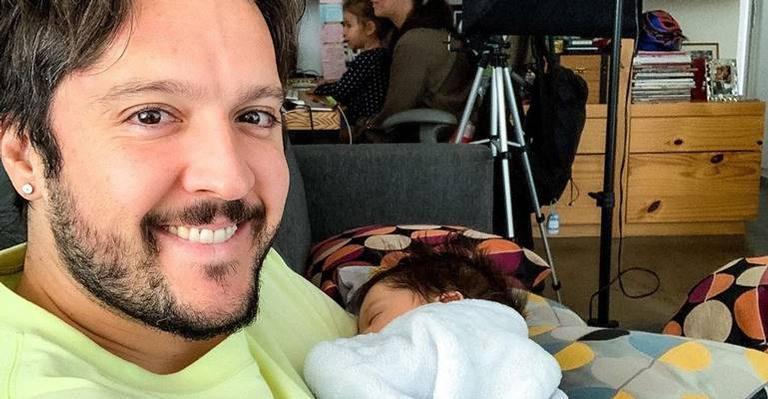 André Vasco mostra rotina matinal e brinca: ”Foto no feed sorrindo, parece que é tudo fácil”