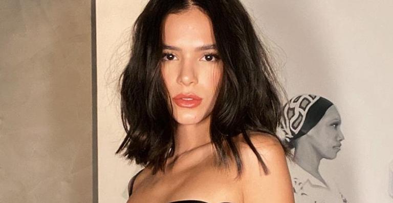 Bruna Marquezine aposta em vestido sensual de quase R$6 mil em aniversário de 25 anos