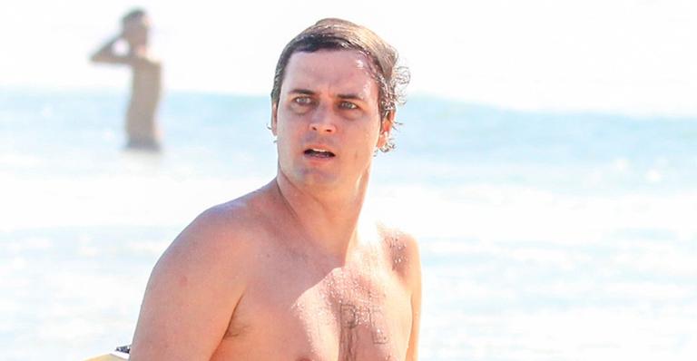 No Rio, Felipe Dylon é flagrado surfando e mostra habilidade