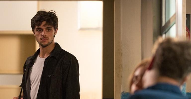 Em ‘Totalmente Demais’, Jonatas fica desolado após flagrar Arthur e Eliza em momento íntimo