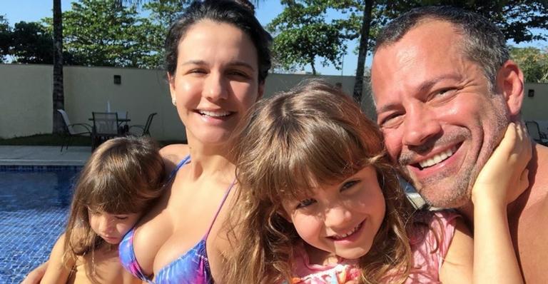 Grávida, Kyra Gracie divide clique fofíssimo das filhas acariciando sua barriga: ”Mimando muito”