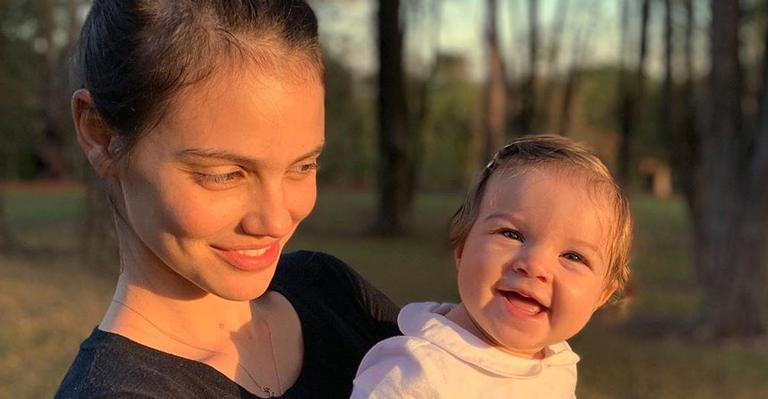Laura Neiva mostra a filha, Maria, curtindo dia ensolarado: ”Solzinho de inverno”