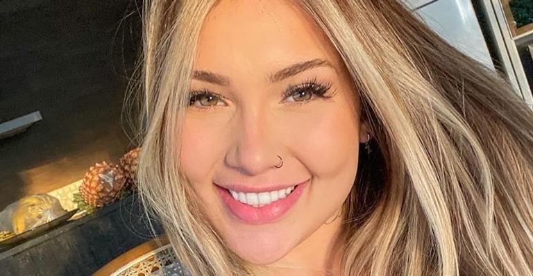 Namorada de Zé Felipe empina o bumbum de biquíni e deixa web babando: ”Que mulher”