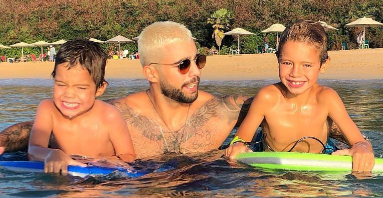 Pedro Scooby surge se divertindo no mar ao lado dos filhos, Dom e Bem
