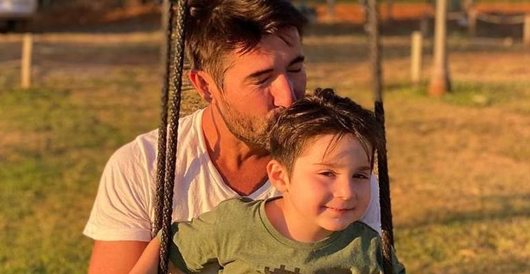 Sandro Pedroso encanta ao postar clique com o filho: ”Melhor parte de mim”
