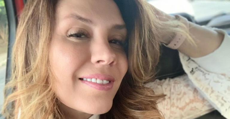 Simony se derrete ao relembrar clique ao lado da avó: ”Colo de quem não está mais aqui”