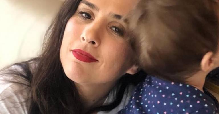 Tatá Werneck posta clique encantador com a filha, Clara Maria, em momento de leitura