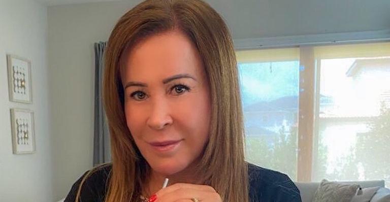Zilu posa belíssima com vestido justinho e deixa web babando com corpão: ”Voltou aos 15 anos”