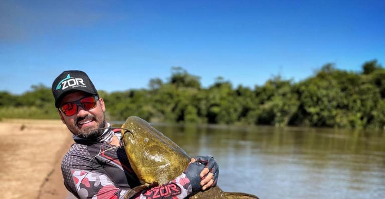 Fernando Zor mostra resultado de sua pescaria e tamanho do peixe choca web
