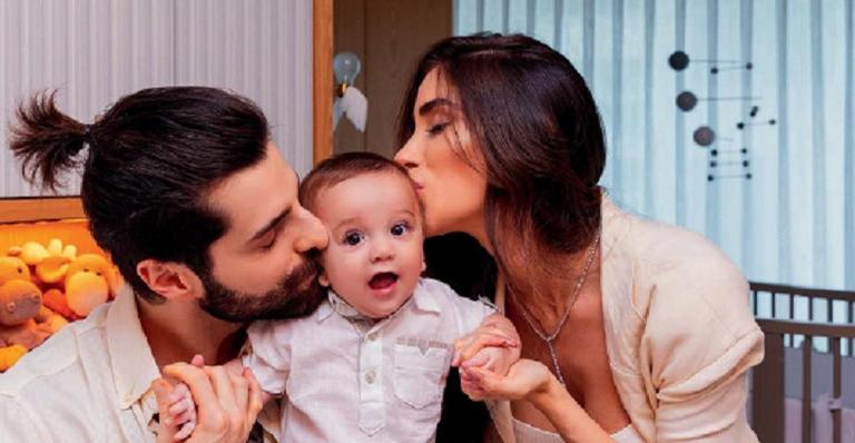 Sorrisos em dose dupla para os papais Alok e Romana