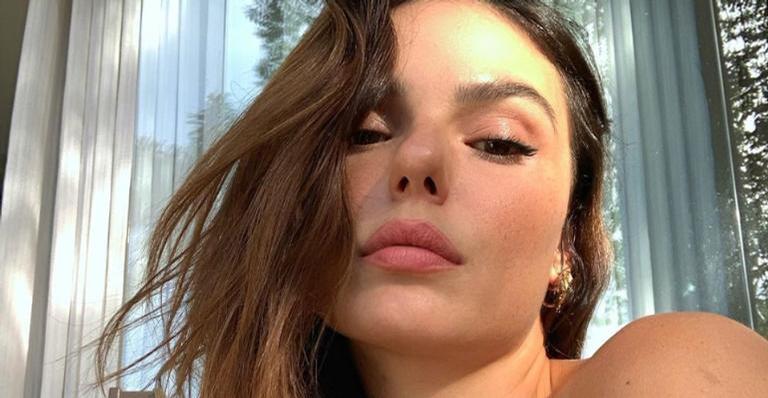 Isis Valverde sensualiza de biquíni rosa e rouba a cena na web