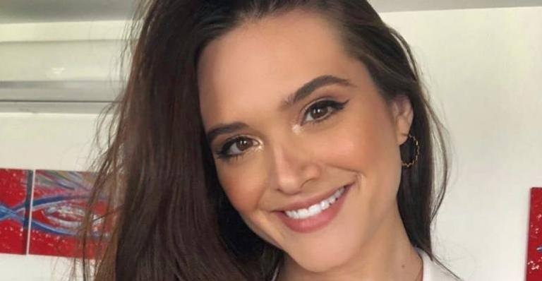 “Nos preparando para voltar”, diz Juliana Paiva ao postar foto na frente do estúdio