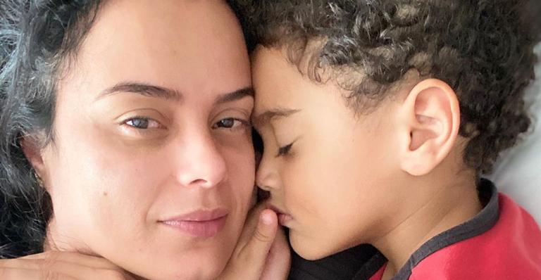 Luciele Di Camargo encanta ao posar coladinha com o filho: ”Quanto amor em uma foto só!”