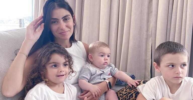 Mariana Uhlmann surge sorridente ao lado dos filhos e encanta: ”Dá pra sentir a felicidade daqui”