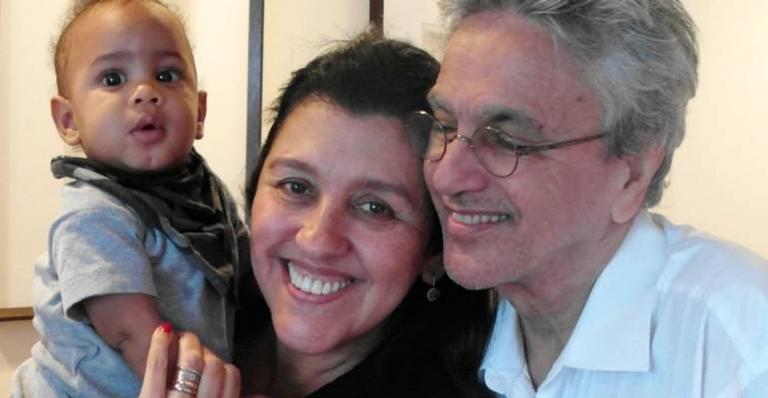 Regina Casé relembra fotos de Caetano Veloso com sua família: ”Todo meu amor”
