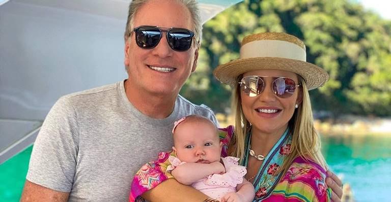 Roberto Justus posta clique fofíssimo da filha, Vicky, sorrindo e encanta a web: ”Que boneca”