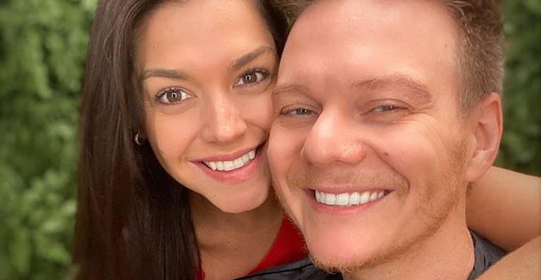 Após cortar cabelo de Michel Teló, Thais Fersoza faz campanha: ”Justo que aprenda a fazer unha”