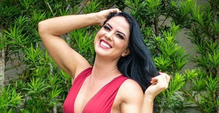 Graciele Lacerda posa com vestido de gala e ostenta pernões musculosos: ”Deslumbrante!”