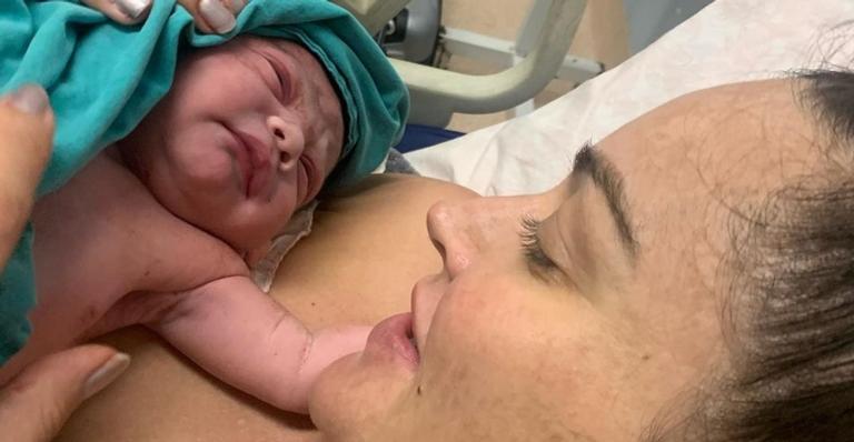 Laura Keller posa com o filho recém-nascido e se derrete: ”Você é o acontecimento mais incrível”