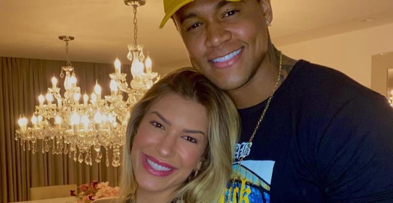 Léo Santana se declara para Lore Improta e encanta fãs do casal: ”Lindos”