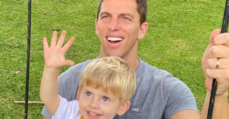 Amaury Nunes posa com Enrico Bacchi e se derrete: ”Pai é quem ama, quem cuida e quem cria”