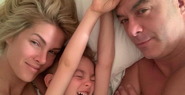 Ana Hickmann se derrete pelo marido no Dia dos Pais: ”Super-herói do nosso filho”