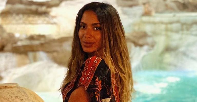 Luxo! Anitta aposta em look grifado de quase R$15 mil para chegar em show na Itália