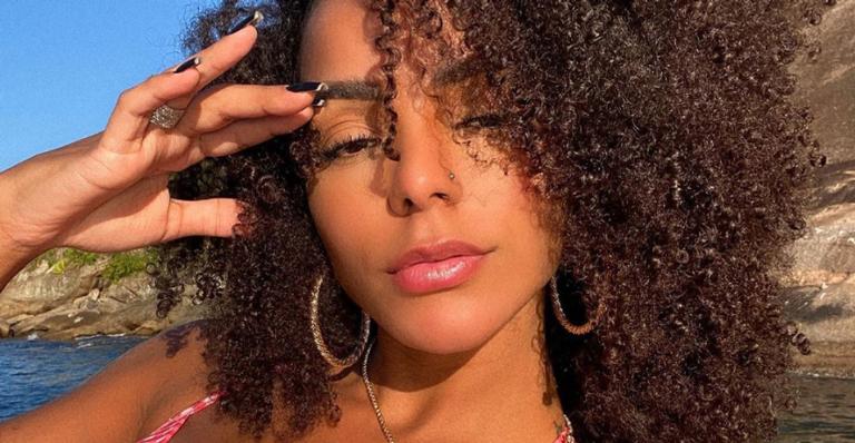 Brunna Gonçalves exibe barriga negativa ao renovar bronzeado e fã elogiam