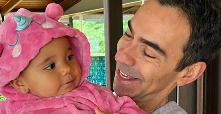 César Tralli se derrete ao comemorar Dia dos Pais coladinho em Manuella: ”Mágico este sentimento”