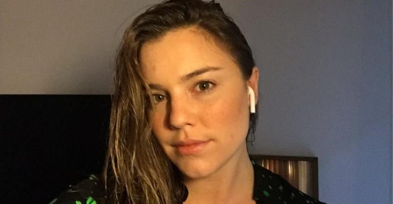 Alice Wegmann recebe lindo buquê de flores de amigas e agradece: ”A gente não tá só no mundo”