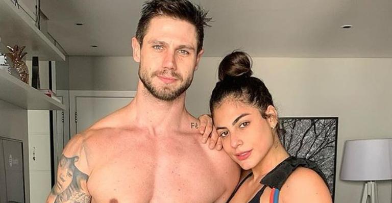 Em clima de romance, Jonas Sulzbach posa ao lado de Mari Gonzalez e se declara: ”Conexão”