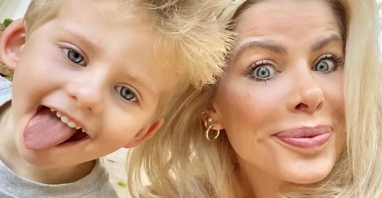 Karina Bacchi encanta ao surgir em clique com Enrico todo lambuzado de doce
