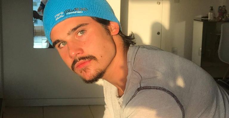 Nicolas Prattes brinca ao relembrar clique de sua infância: ”Olha a segunda-feira”