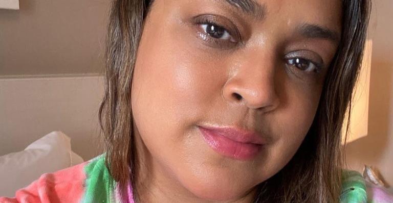 Preta Gil surge tomando sol de biquíni e encanta web: ”Entre uma reunião e outra”