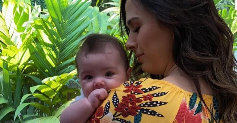 Completando 37 anos, Tata Werneck posta foto amamentando a filha: ”Comemorando com minha deusa”
