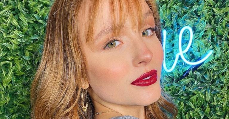 Larissa Manoela surge radiante em cliques na estrada