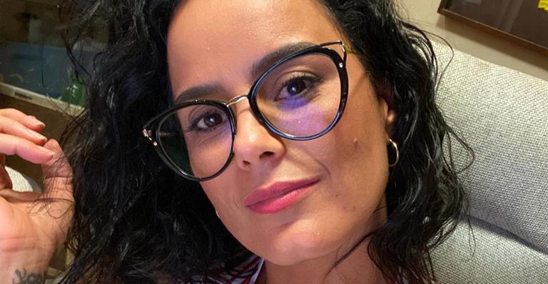 Luciele Di Camargo posa usando look verde e declara: ”É a minha cor!”