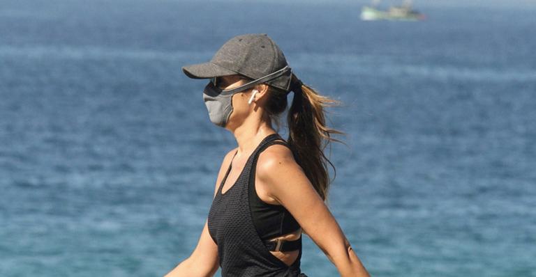 Patricia Poeta é flagrada se exercitando na orla do Rio