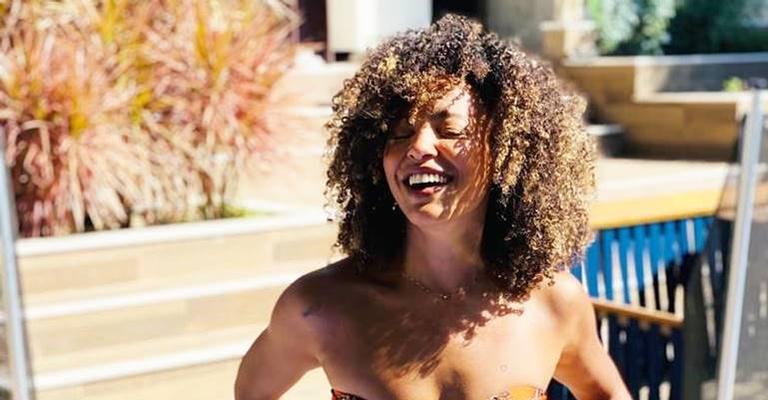 Sheron Menezzes posa de biquíni e beleza chama atenção: ”Simplesmente maravilhosa”