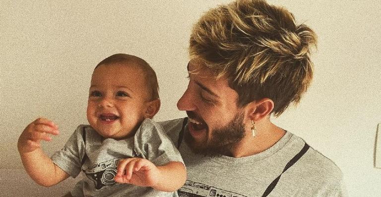 Vinicius Martinez flagra Valentin dormindo e fãs se derretem: ”A paz que essa foto transmite”